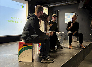 Foto des Gesprächs mit den jungen Entwicklerinnen und Entwicklern der App von ORDUNA.